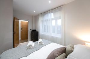 Postel nebo postele na pokoji v ubytování Ealing Residency
