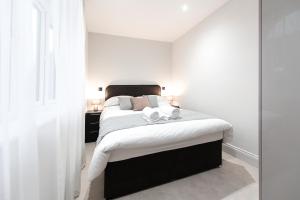 Postel nebo postele na pokoji v ubytování Ealing Residency