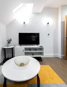 TV a/nebo společenská místnost v ubytování Ealing Residency