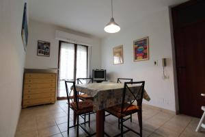 ein Esszimmer mit einem Tisch und Stühlen in der Unterkunft Casa Mare Vienna in Follonica