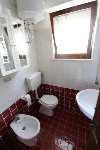 ein Bad mit einem WC und einem Waschbecken in der Unterkunft Casa Mare Vienna in Follonica