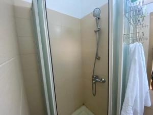 een douche met een glazen deur in de badkamer bij Twin Cloud Pădurea Verde in Timişoara