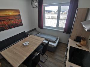 a dining room with a table and a window at Ferienwohnung Florine in Dietmanns