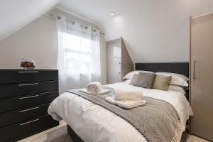 Postel nebo postele na pokoji v ubytování Ealing Residency