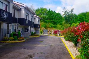 una calle vacía delante de un edificio en Hotel Apartamentos Rock Star, en Taboadela 25 fotos más