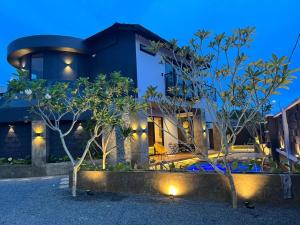 關丹的住宿－LA Villa Private Pool Kuantan，夜晚在屋前有灯