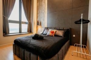 Llit o llits en una habitació de Stylish Loft Duplex Sunway Grid by Our Stay