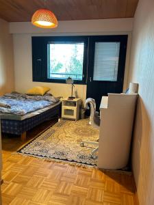 1 dormitorio con cama, escritorio y ventana en A cozy flat in Malmi of Helsinki, en Helsinki