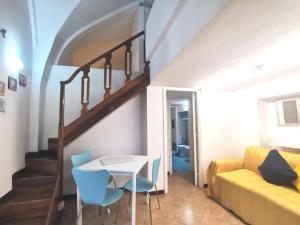 sala de estar con mesa y sofá amarillo en Studio in pieno centro, en Capri