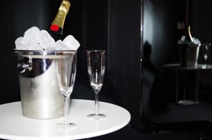 dos copas de champán y un cubo de azúcar en Hotel Apartamentos Rock Star, en Taboadela