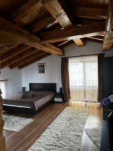 una camera da letto con un letto e una grande finestra di Snow House a Bansko