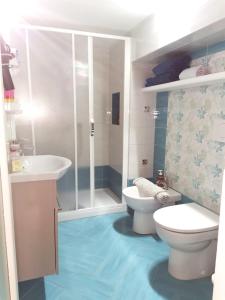 a bathroom with a toilet and a sink and a shower at Studio in pieno centro in Capri