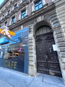 een winkel met een grote zwarte deur bij Cozy Homes Vienna in Wenen