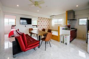 uma sala de estar com uma mesa de jantar e um quarto em Guest room WES - Vacation STAY 49860v em Uruma