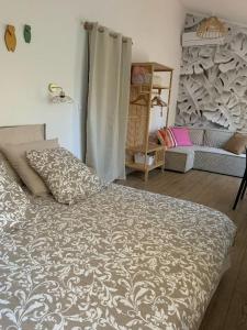 馬賽的住宿－The home Privacy，一间卧室配有一张床和一张沙发