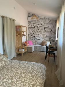 um quarto com uma cama, um sofá e uma mesa em The home Privacy em Marselha