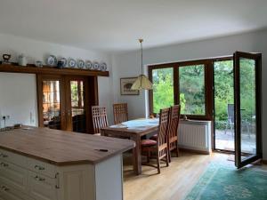 cocina con mesa y sillas en una habitación en Schöne Ferienwohnung im Landhaus en Stadtlengsfeld