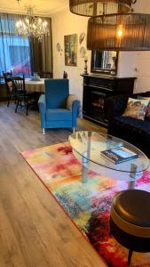 uma sala de estar com uma mesa de vidro e um tapete em Cityhouse Vincent em Den Helder