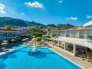 un'immagine di una piscina in un resort con fontana di Hotel Papillon ad Argásion