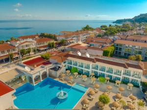 Hồ bơi trong/gần Hotel Papillon