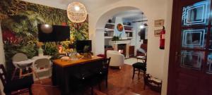 una sala de estar con escritorio y una habitación con chimenea en La Villa, Alojamiento Rural, en Iznájar