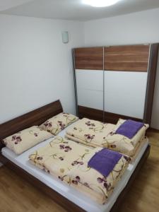 Cama o camas de una habitación en Apartmani Čolić Vlašić