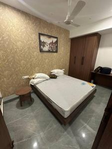 ein Schlafzimmer mit einem Bett in der Ecke eines Zimmers in der Unterkunft Ott Homes in Guwahati