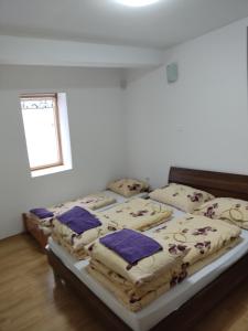 Cama o camas de una habitación en Apartmani Čolić Vlašić