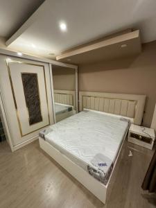 um quarto com uma cama grande num quarto em One room apartment with Garden Rehab city no Cairo