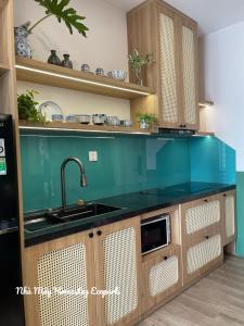 una cucina con lavandino e piano di lavoro blu di Mây Homestay Ecopark a HÆ°ng YÃªn