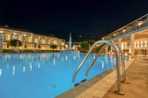 Hồ bơi trong/gần Hotel Papillon