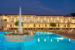 Hồ bơi trong/gần Hotel Papillon