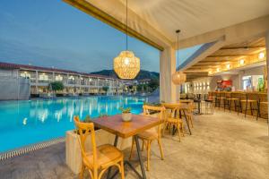 Hồ bơi trong/gần Hotel Papillon