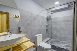 Koupelna v ubytování People Guest House + 37 fotografií
