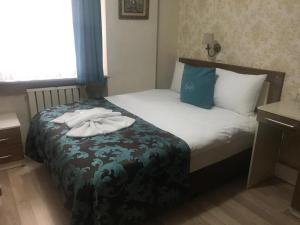 ein Hotelzimmer mit einem Bett mit Handtüchern darauf in der Unterkunft Grand Dilara Hotel in Istanbul