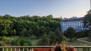 Blick auf ein Gebäude und Bäume und ein Gebäude in der Unterkunft Bd du Lycée-Rue d'Issy in Vanves