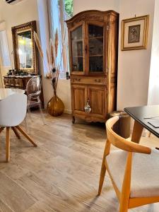 - un salon avec une armoire en bois et une table dans l'établissement The home Privacy, à Marseille