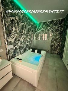 un cuarto de baño con jacuzzi en una habitación con una señal verde en CA.FOSCARI HARMONY, en Milán
