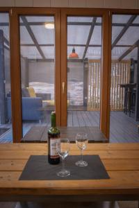 - une bouteille de vin et deux verres sur une table dans l'établissement Lauku iela 25, à Jurmala