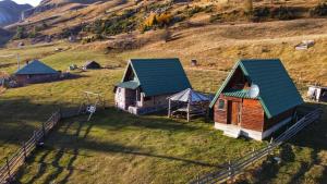 una vista aérea de un grupo de cabañas en una colina en Forest fruit Jelovica en Berane