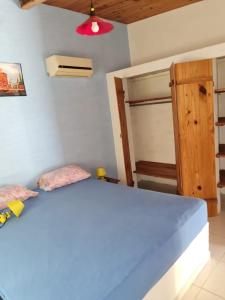 DaWy في Areguá: غرفة نوم بسرير وخزانة