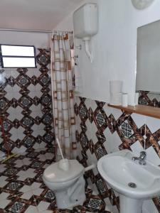 a bathroom with a toilet and a sink at DaWy in Areguá