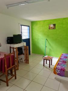 a living room with a green wall at DaWy in Areguá