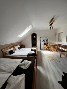 En eller flere senge i et værelse på Pensiunea Andalex + 97 billeder