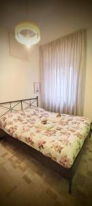 1 cama con edredón de flores en un dormitorio en WATERCOLOR House ,fibra internet and Disney plus, en Milán