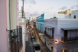 vistas a una calle de la ciudad con coches en la carretera en Gorgeous Apt w/ Best Views of La Fortaleza, en San Juan
