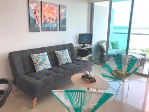 salon z kanapą i stołem w obiekcie Apartamentos en Morros Cartagena w mieście Cartagena de Indias
