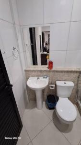 a bathroom with a toilet and a sink at Apartamento top central in Pau dos Ferros