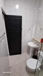 Apartamento top central في Pau dos Ferros: حمام ابيض مع مرحاض ومغسلة