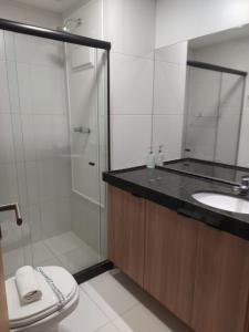 ein Badezimmer mit Dusche, Toilette und Waschbecken in der Unterkunft Muro Alto Mana Beach Experience Apartamento B104 in Ipojuca + 13 Fotos